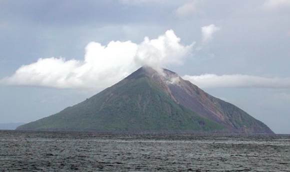 Tinakula volcano - Photo by Donn Tolia, 2002 (Geological Survey of the Solomon Islands, courtesy and copyright of CSIRO)