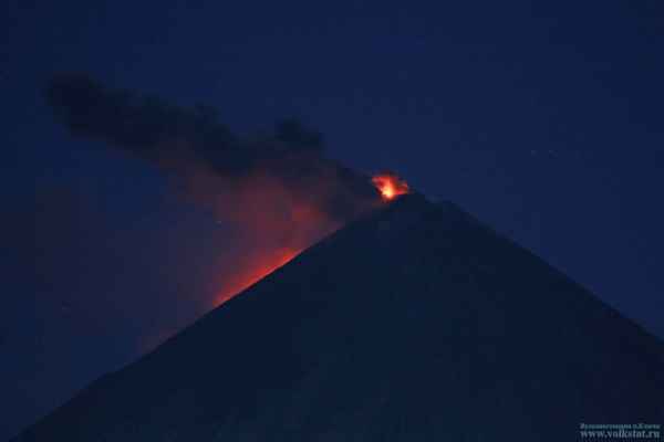 Incandescence at the summit. Image courtesy of Yu.Demyanchuk, volkstat.ru 