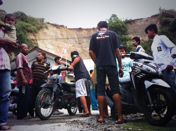 People are gathering in the middle of the street after the earthquake