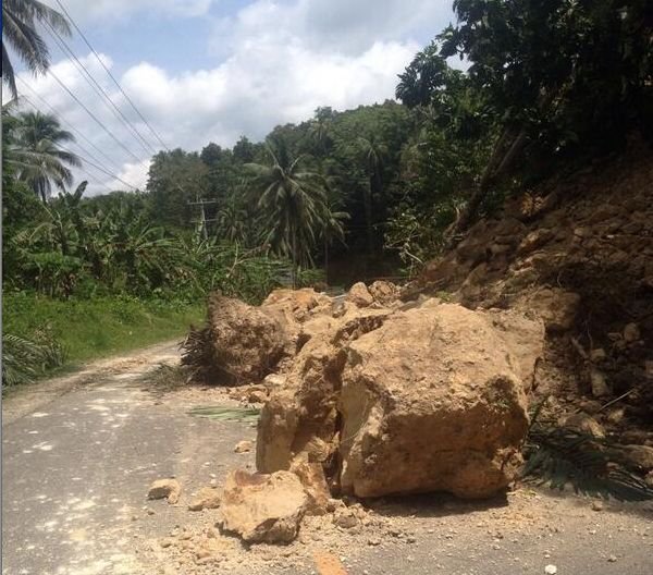 Huge blocks of earth/rocks on the roads - Landslides are always a very dangerous by-product of earthquakes