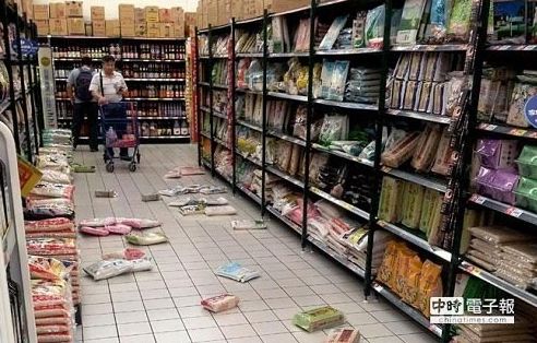 Fallen products from shelves in a supermarket in New Taipei City - image courtesy cqnews.net