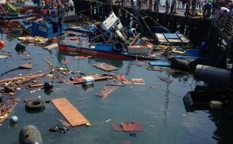 Damage to boats in the port - image courtesy and copyright 24horas.cl - link below the picture