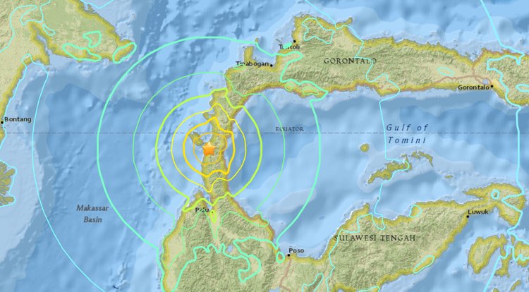 Earthquake And Tsunami In Sulawesi Indonesia At Least 1763